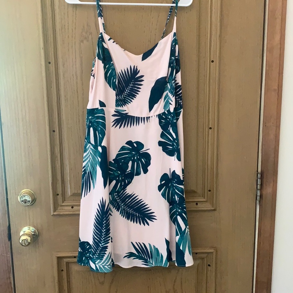 Old Navy sundress. Lightly worn. Stretch waist band. Length above knee. Size : L